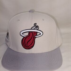 Mitchell & Ness Red and Cream Cap